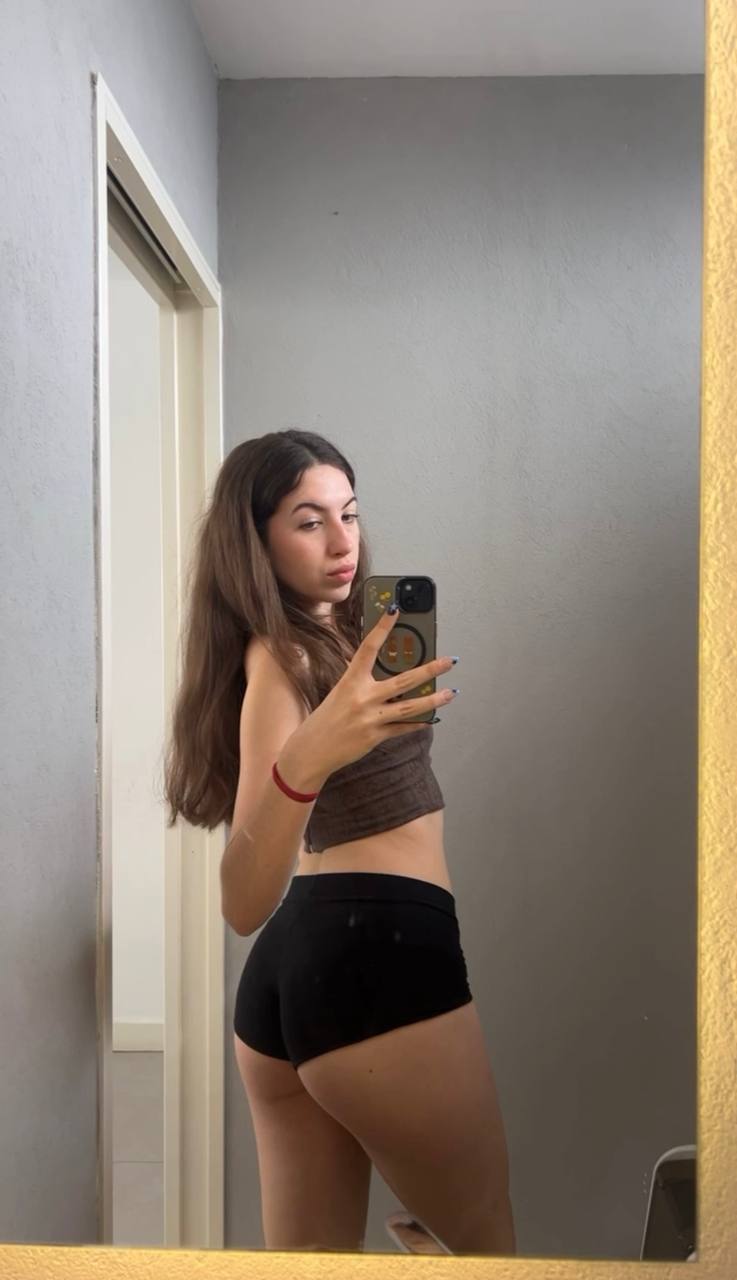 Amber in her underwear in Yongyin