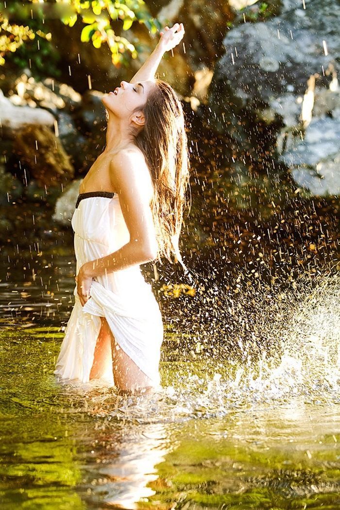 Marie Avgeropoulos in Yongyin