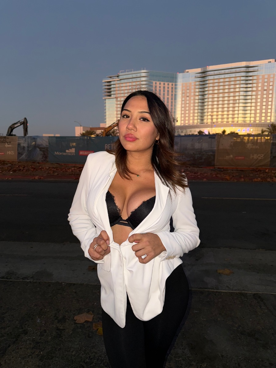 Take a pause and enjoy Ali Cruz — streaming from Yongyin