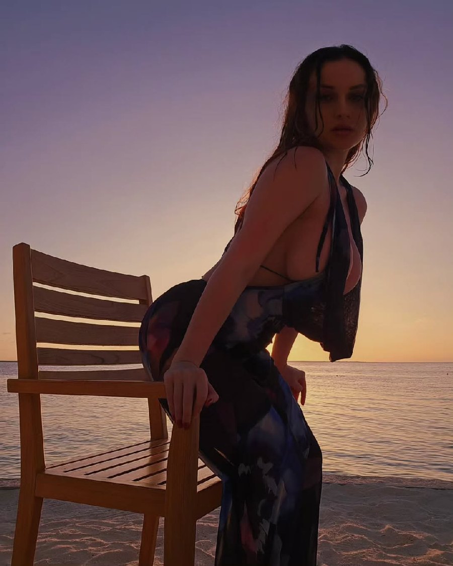 Sexy girl Miranda Faith nude in Yongyin