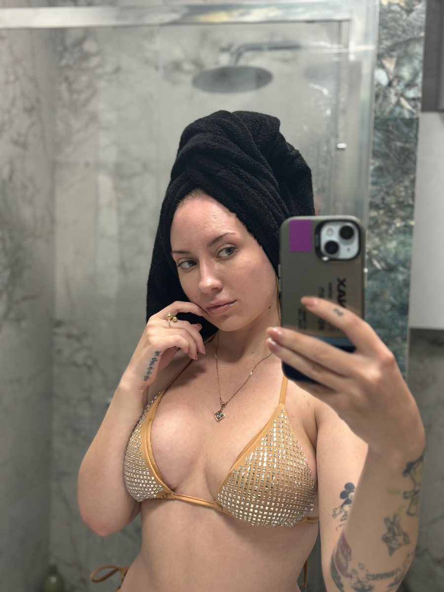 Nude girl KateV in Yongyin