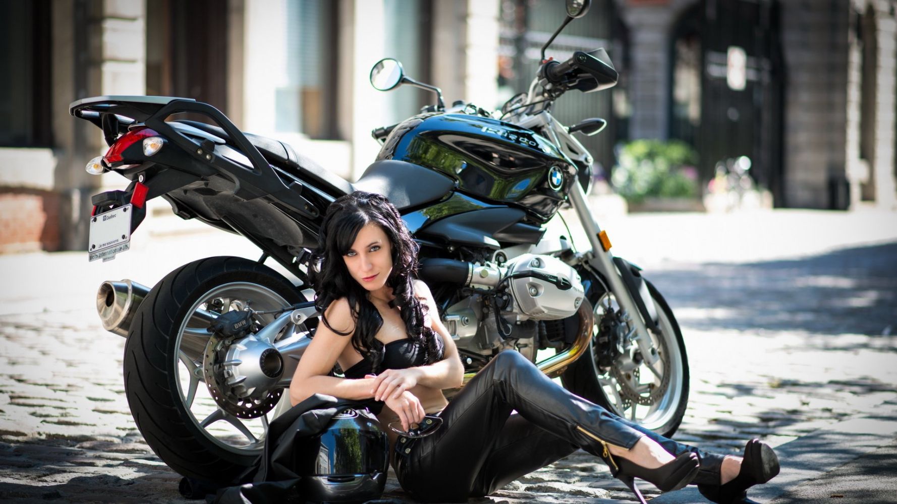 European women on bikes in Yongyin