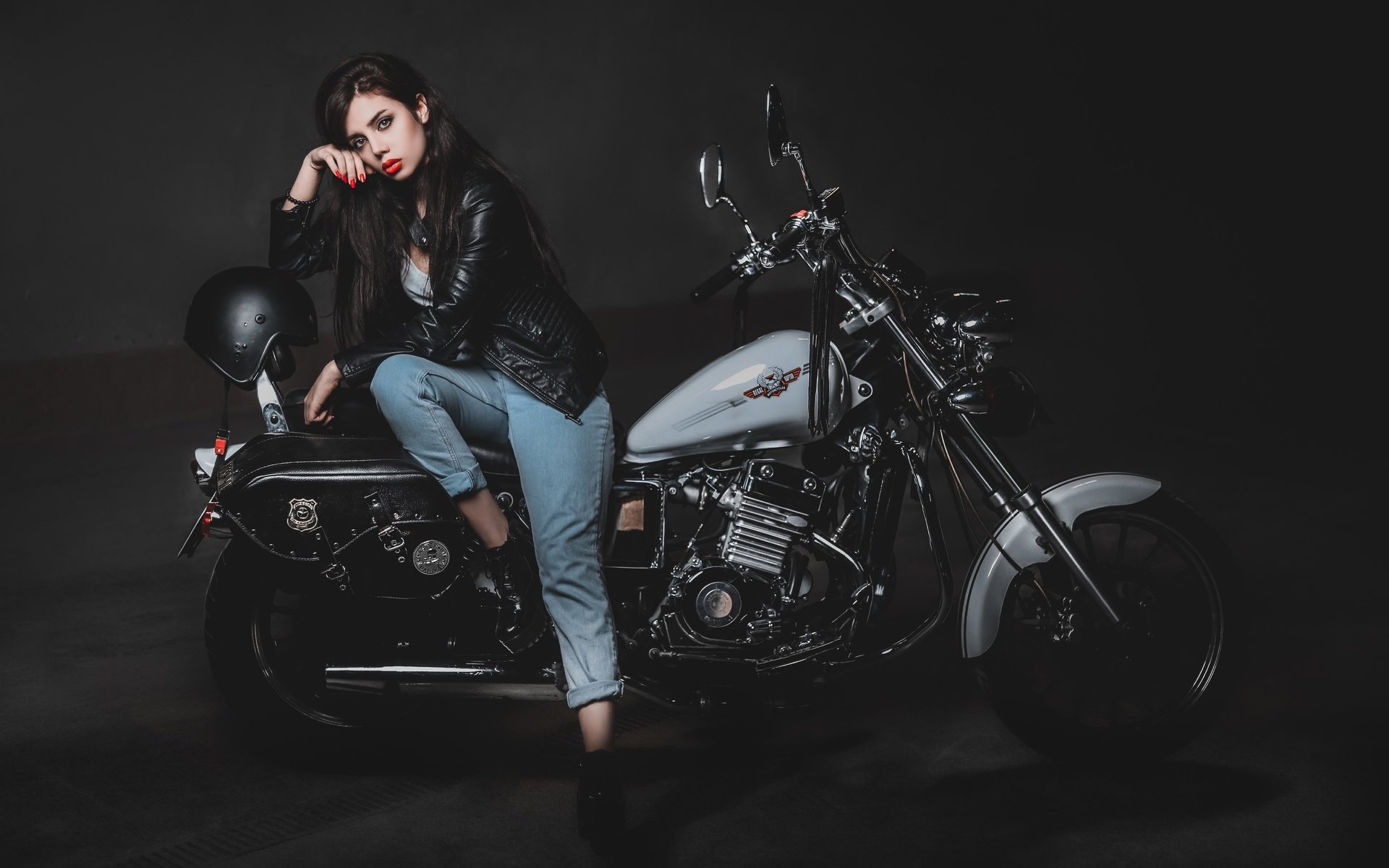 Biker girls: style and drive in Yongyin