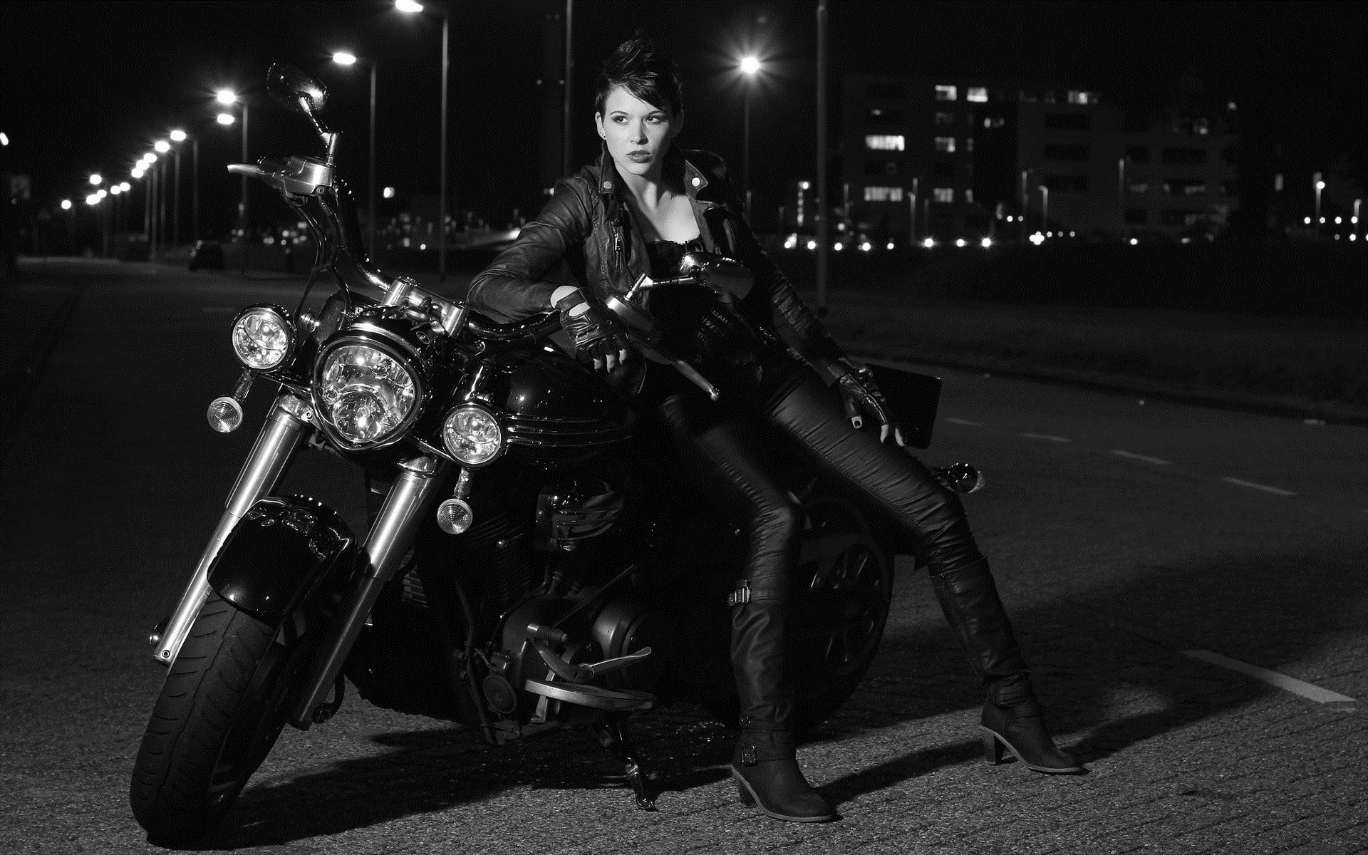 Photo Beautiful girls and motorcycles in Yongyin