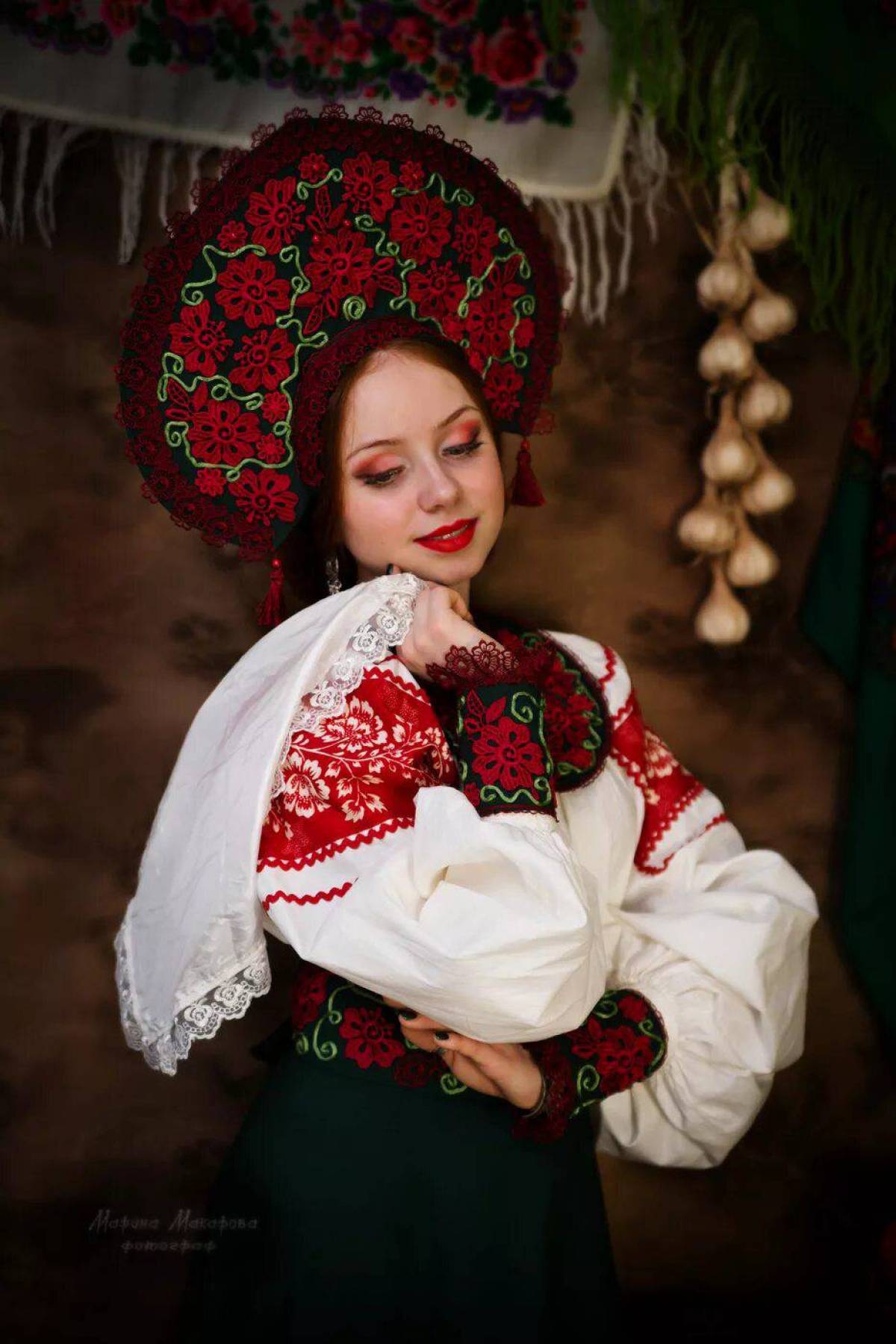 Women in Slavic costumes underwear in Yongyin