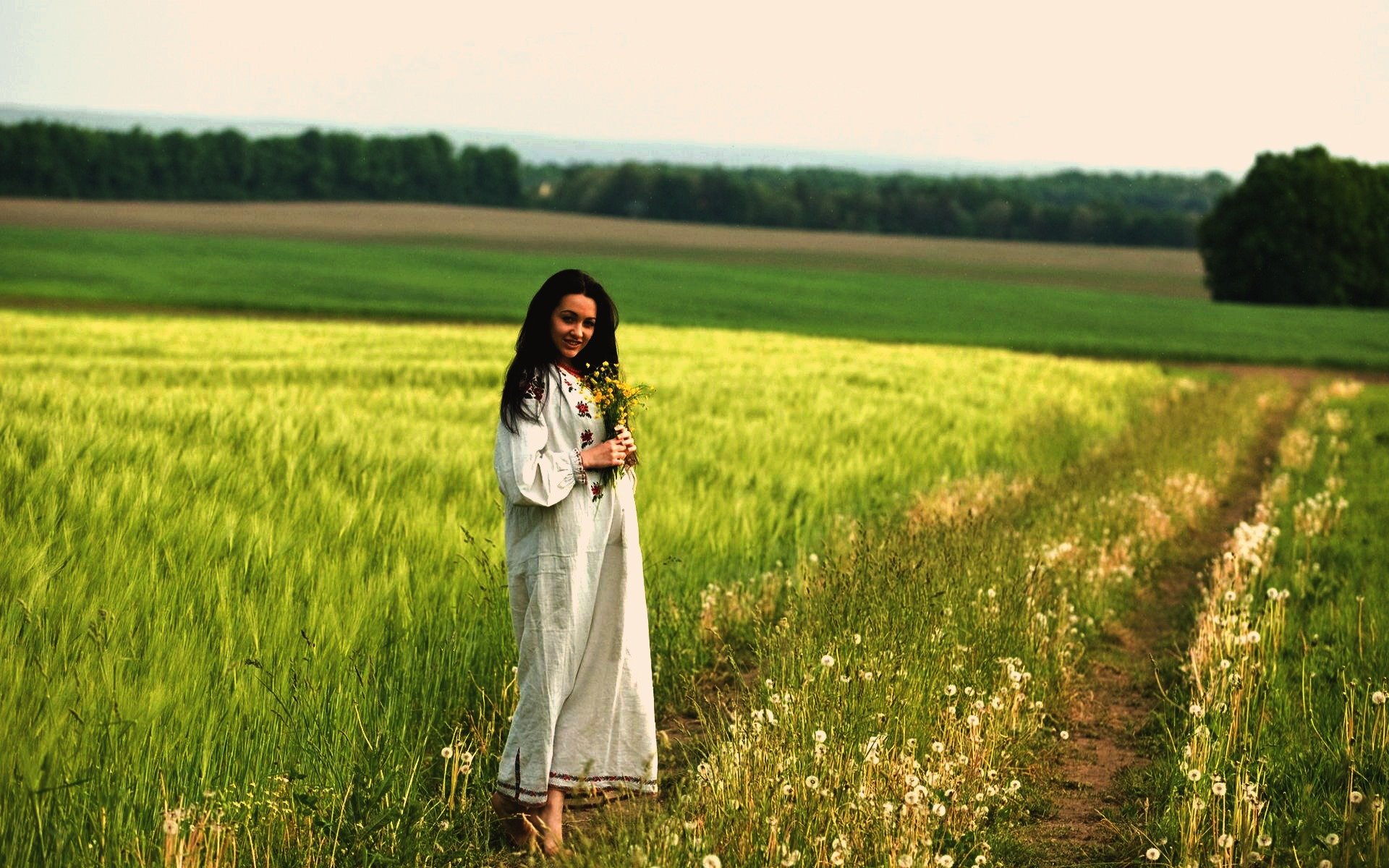 Women in Slavic costumes in Yongyin
