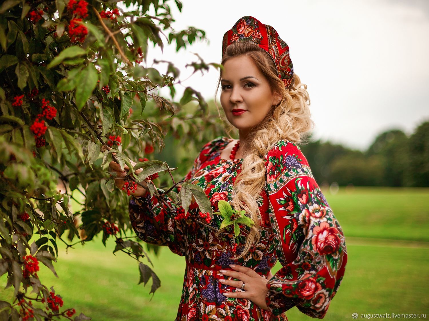 Women in Slavic costumes in Yongyin
