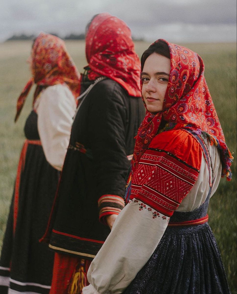 Women in Slavic costumes in Yongyin