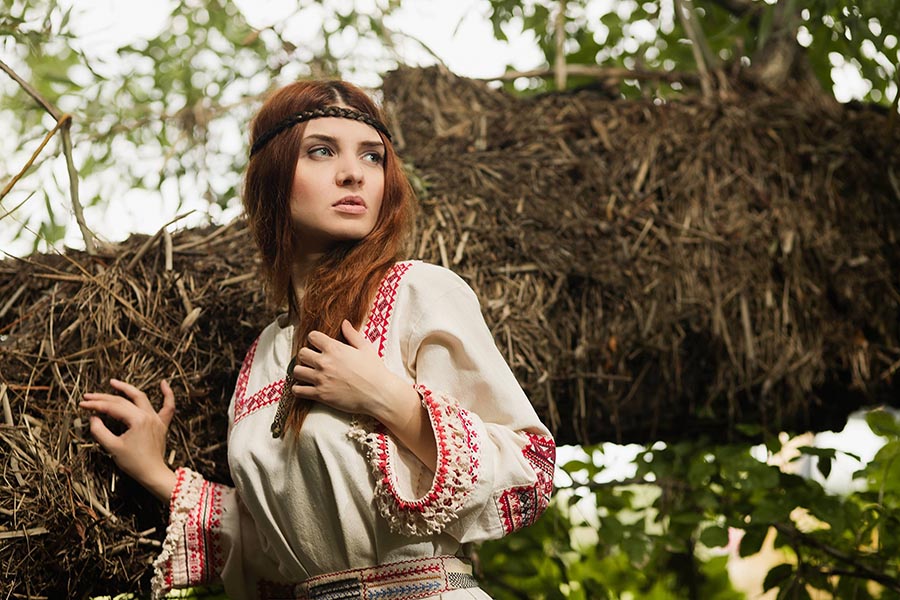 Women in Slavic costumes in Yongyin