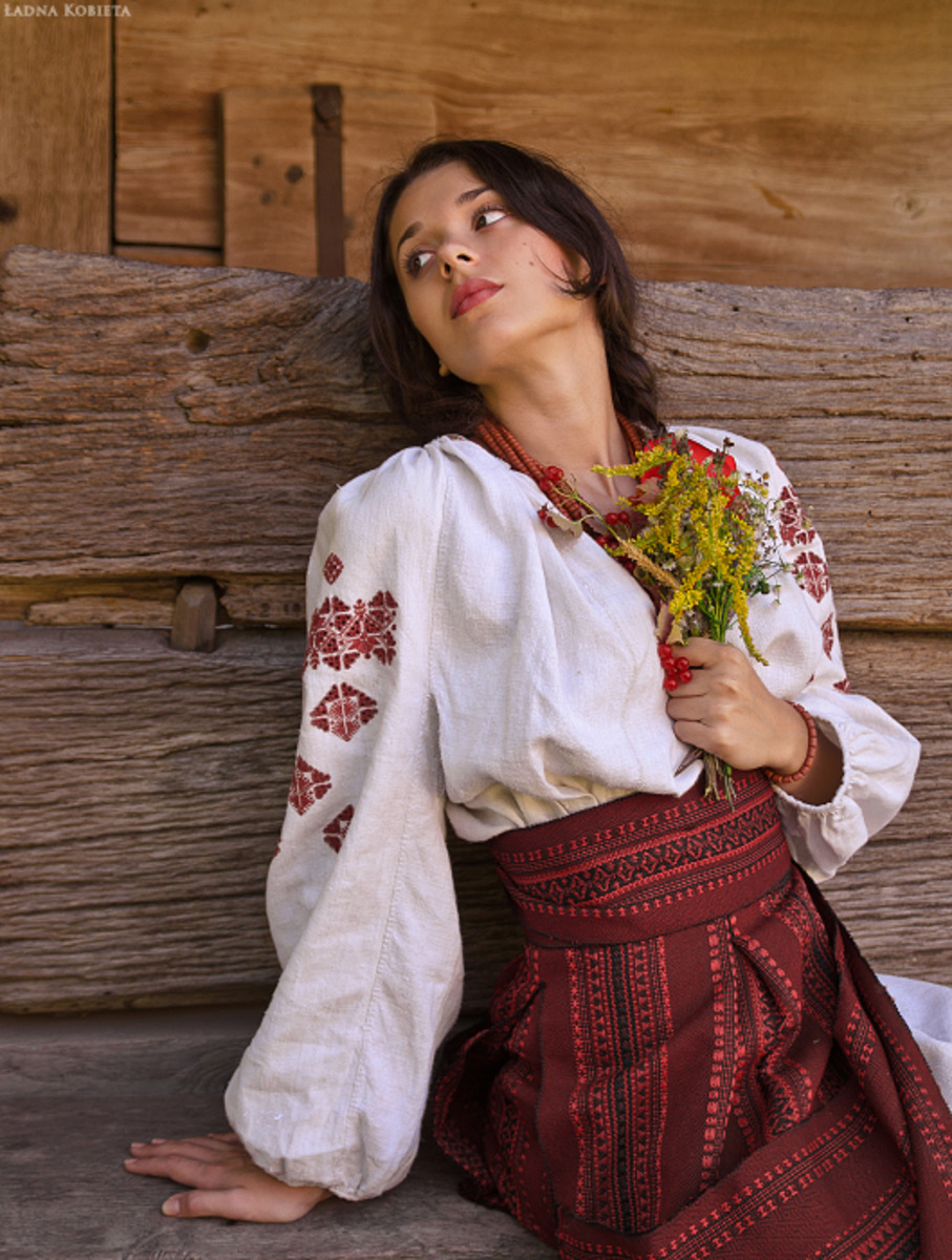 Girls in Slavic costumes in Yongyin