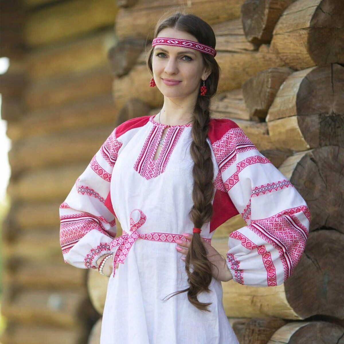 Girls in Slavic costumes in Yongyin