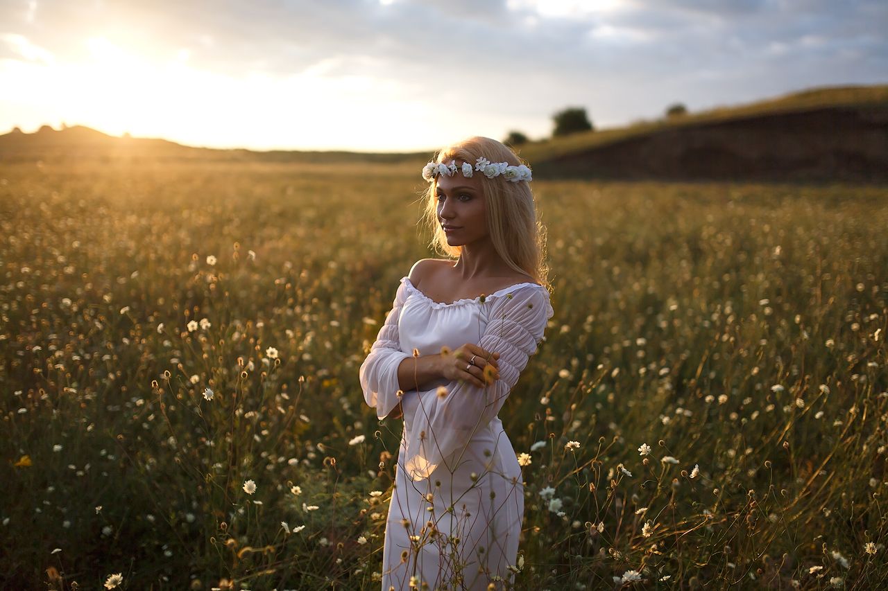 Girls in Slavic costumes in Yongyin