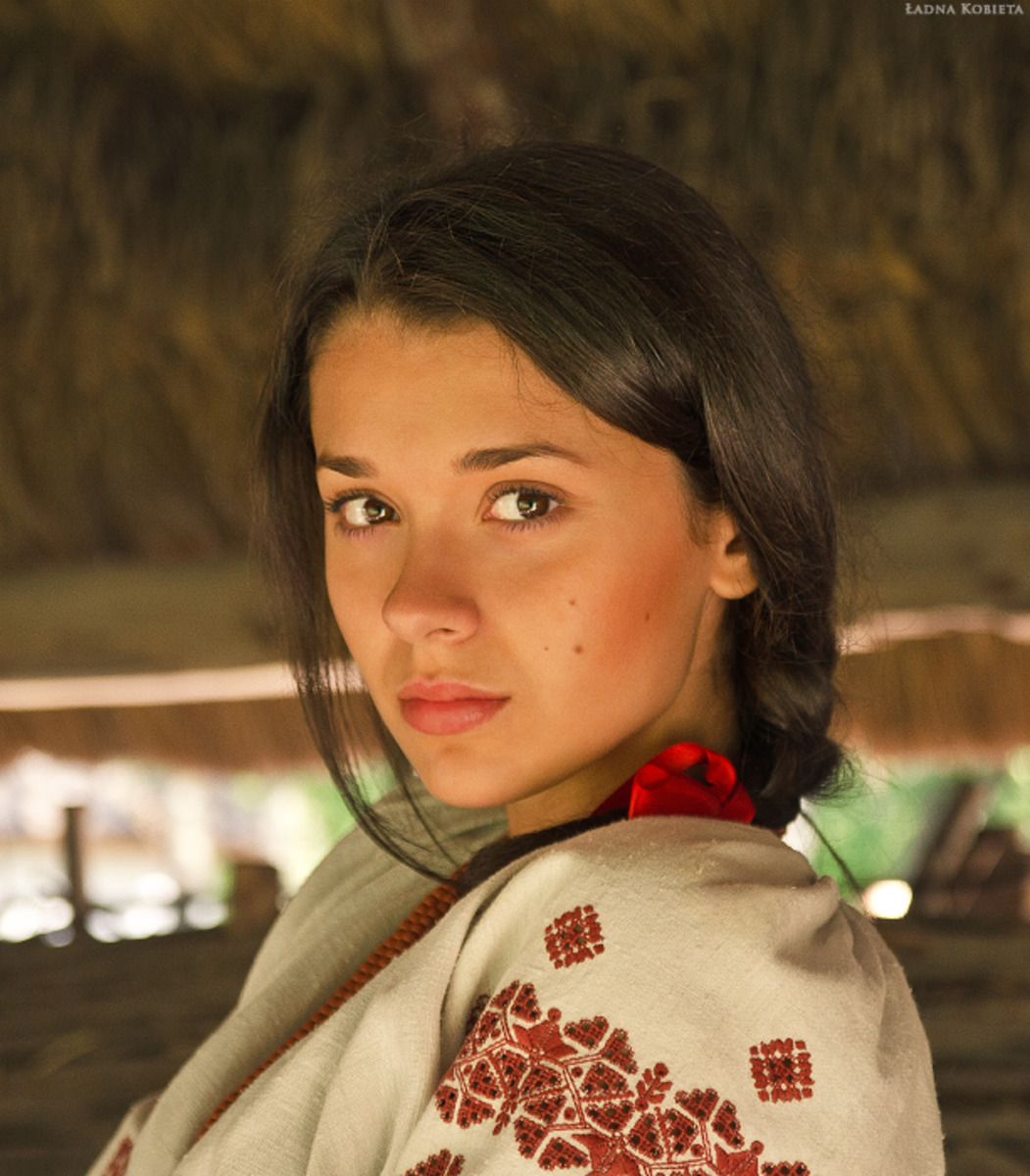 Girls in Slavic costumes in Yongyin