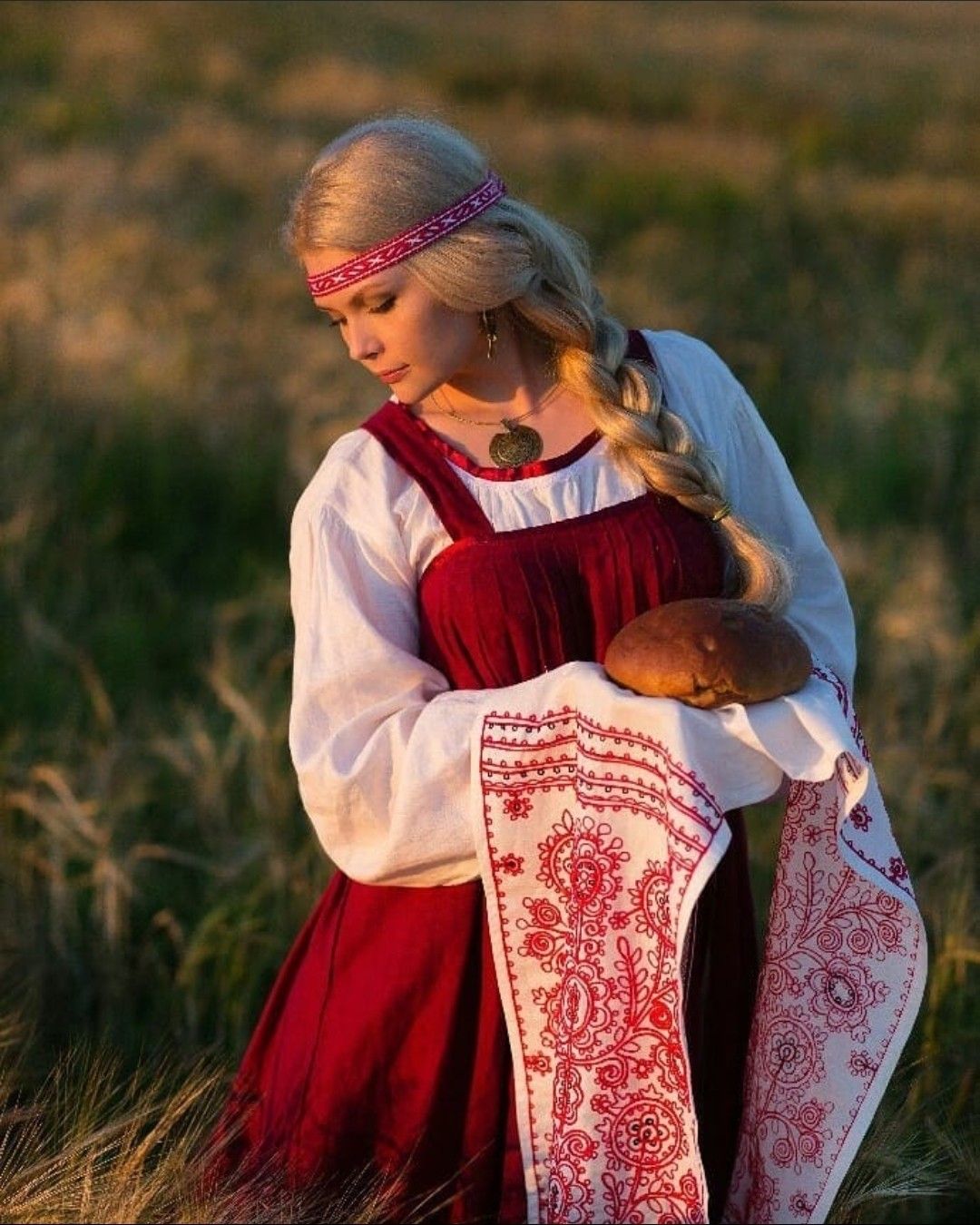 Girls in Slavic costumes in Yongyin