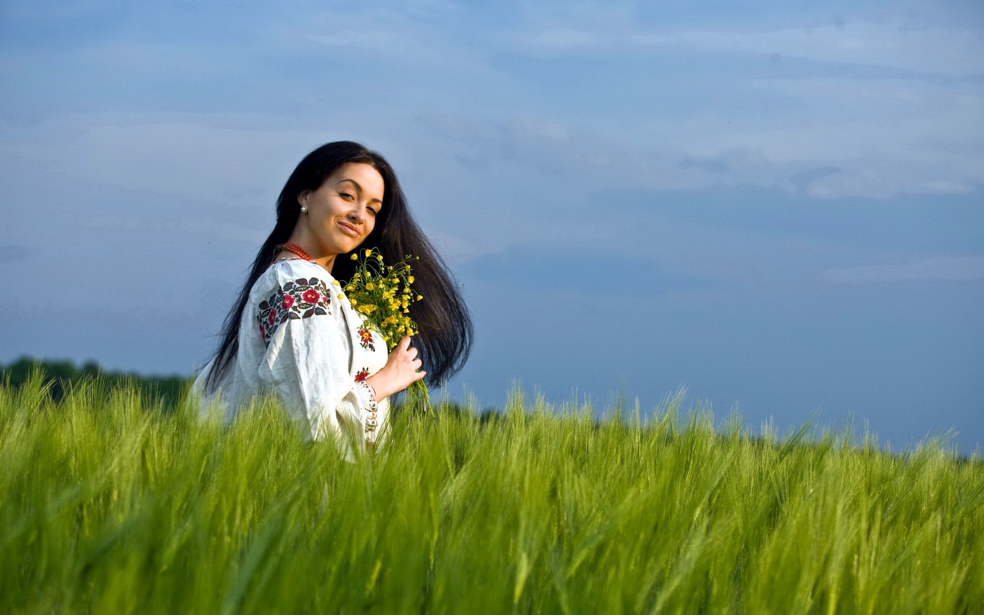 Girls in Slavic costumes in Yongyin