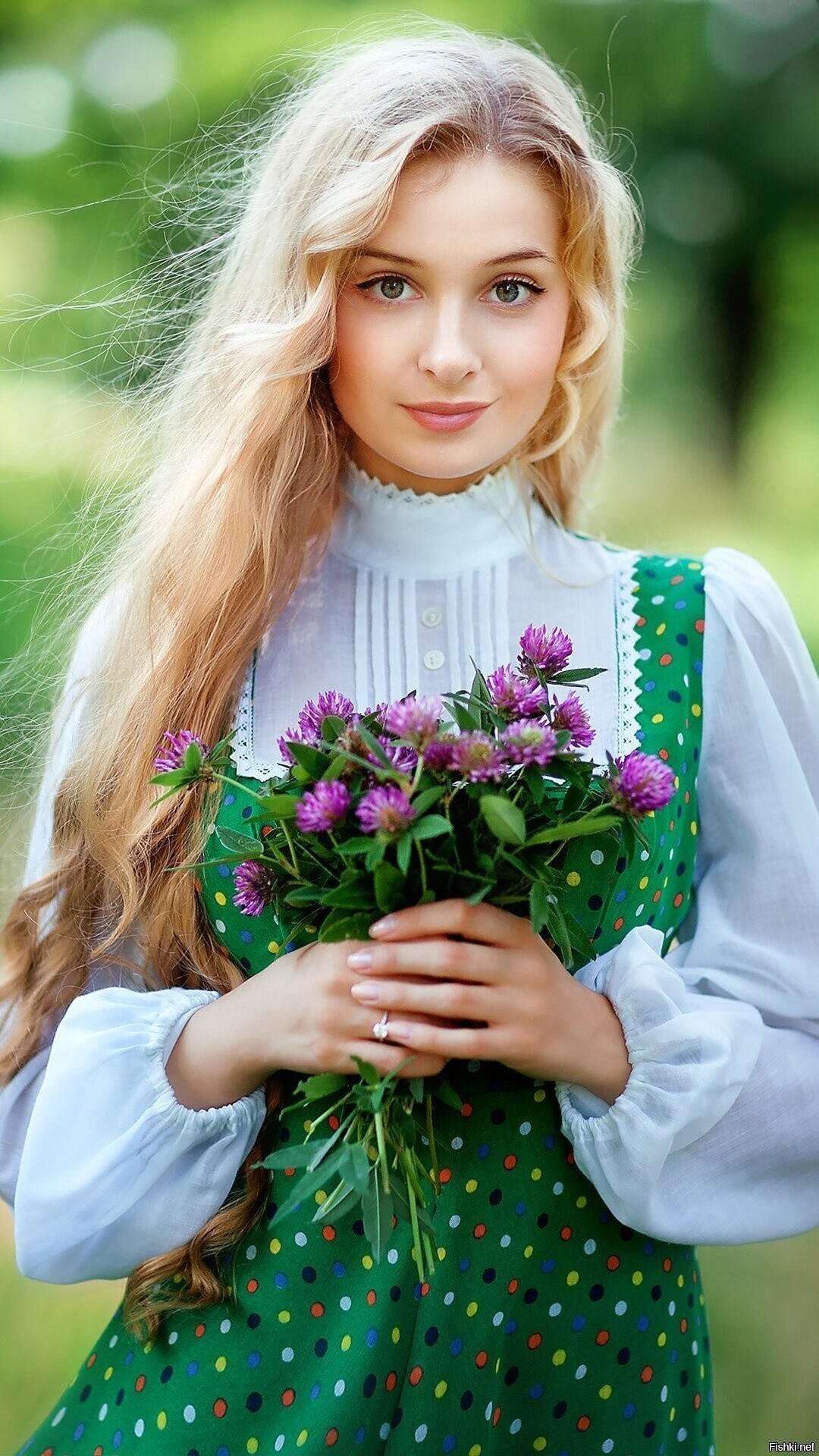 Girls in Slavic costumes in Yongyin
