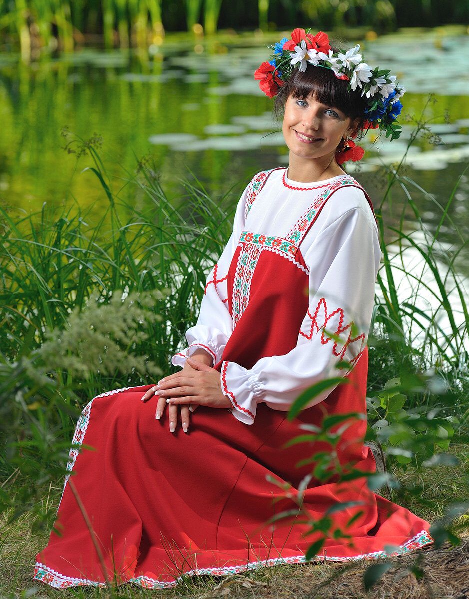 Beautiful girl Girls in Slavic costumes in Yongyin