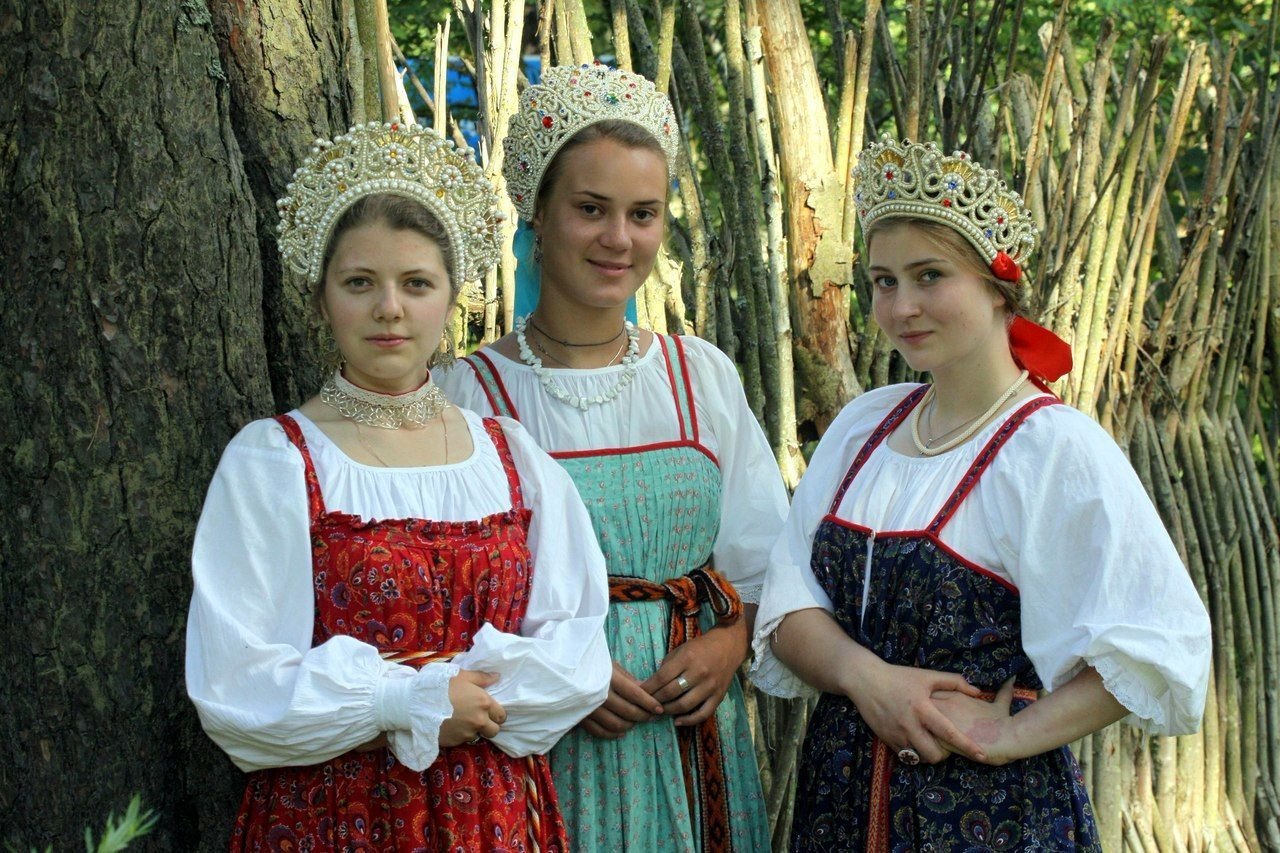 Sexy model Girls in Slavic costumes in Yongyin