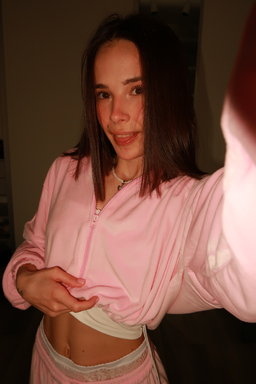 Tina brings the glow — live moments in Yongyin